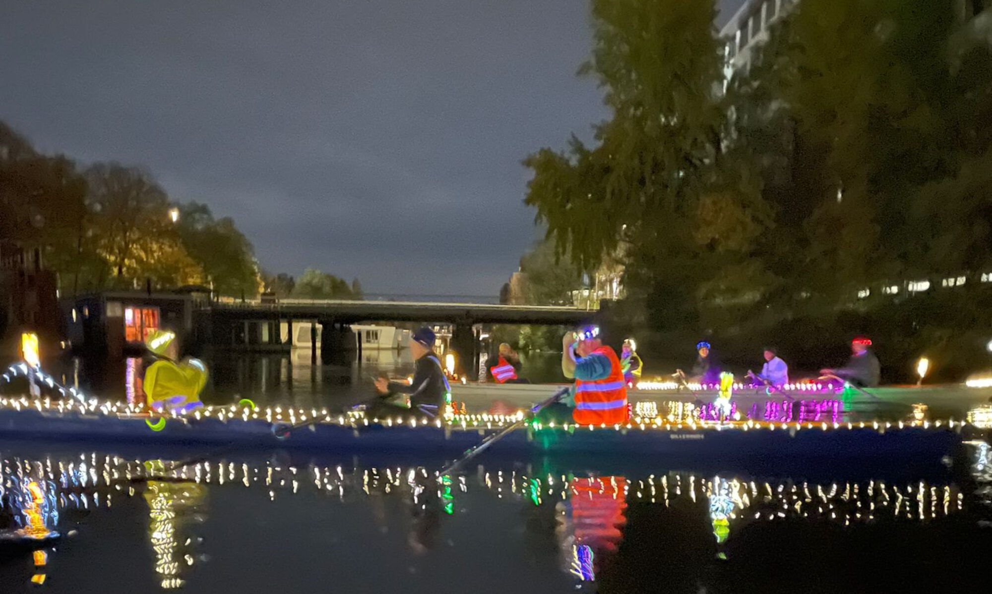 geschmücktes Boot mit Lichtern